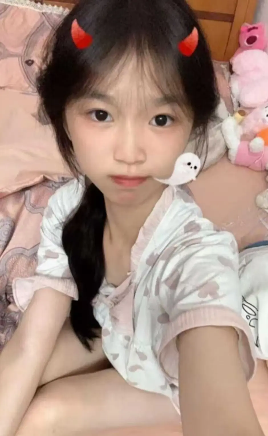 《初中同学邢可欣》闺蜜反目大戏曝光_监控录像实锤校园霸凌_高清完整版羞耻视频全网疯传_抖音热榜第一的校园暴力事件完整解析