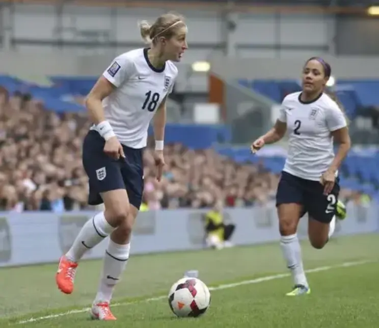 法国电影《球员的娇妻/足球太太》未删减高清版-足球太太1080P超清在线观看-全网最新无广告资源